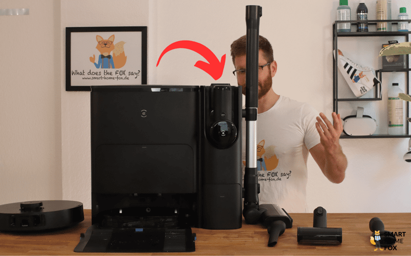 Der Akkusauger an der ECOVACS DEEBOT T30S COMBO COMPLETE Service-Station ist zu sehen.